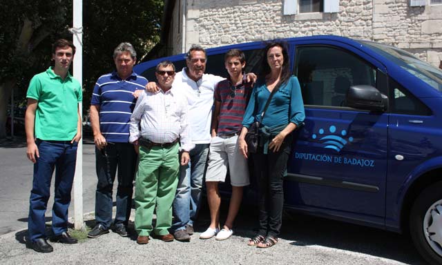 Los dos alumnos junto al profesor Antoñete a la llegada a Arles.