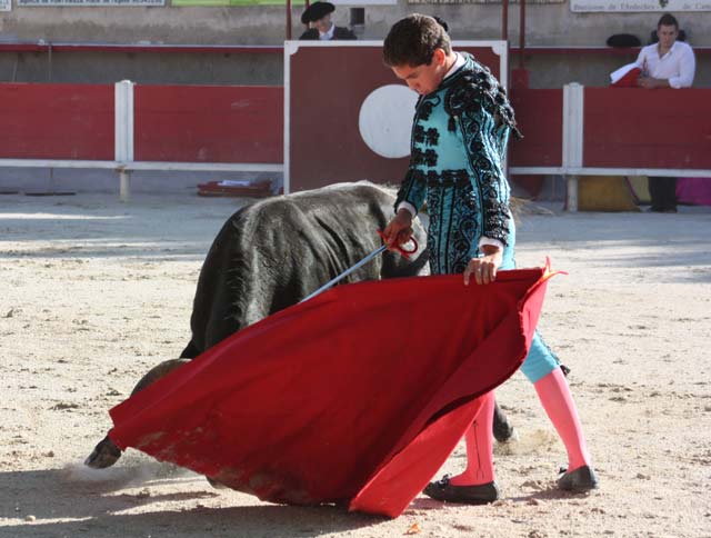 Muletazo a su antagonista. Cortó dos orejas.