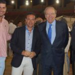 El alcalde de Huelva con varios componentes de HUELVA TAURINA. De izquierda a derecha: Juan José Benítez, Francisco Mateos, el alcalde Pedro Rodríguez y Vicente Medero. (FOTO: Pepe Plaza)