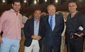 El alcalde de Huelva con varios componentes de HUELVA TAURINA. De izquierda a derecha: Juan José Benítez, Francisco Mateos, el alcalde Pedro Rodríguez y Vicente Medero. (FOTO: Pepe Plaza)