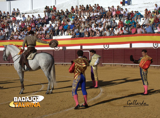 Aspecto que presentaban las gradas de sol. La sombra llena por completo. (FOTO: Gallardo)