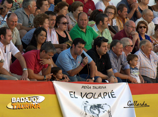 Antonio radiando para el Carrusel Taurino junto a los de su peña.