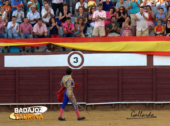 Aficionados aplaudiendo a Antonio Ferrera. (FOTO: Gallardo)