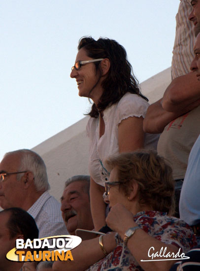 María orgullosa de ver a su sobrina en el ruedo.