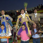 Triunfal salida en hombros en la feria de Cabeza la Vaca. (FOTO: Gallardo)