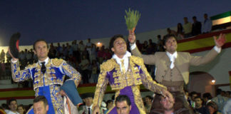 Triunfal salida en hombros en la feria de Cabeza la Vaca. (FOTO: Gallardo)