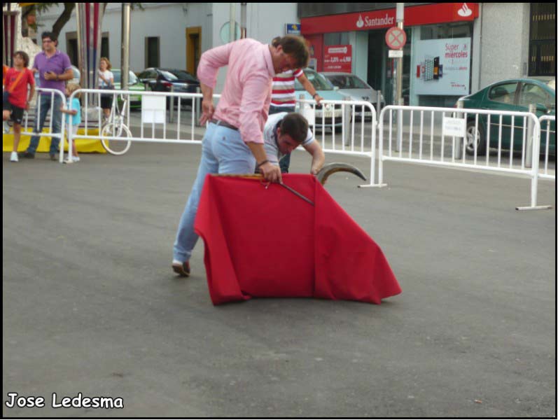 explicando como torear por ambos pitones.