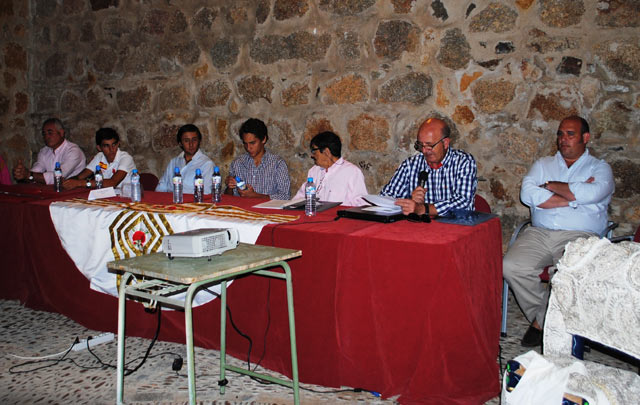 Los conferenciantes junto a Ramiro Moreno, presidente de la peña 'El Coso'