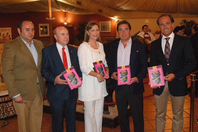 Diferentes personalidades con el ejemplar de la revista que edita el Club Taurino.