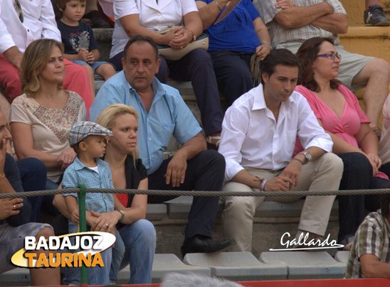 Diego Romale, bodeguero mayor de las fiestas de La Piedad junto al concejal de asuntos taurinos.