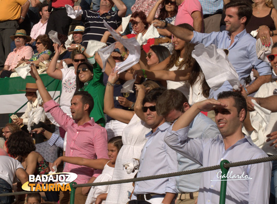 La familia Parejo apoyando, pañuelo en mano, a su torero.