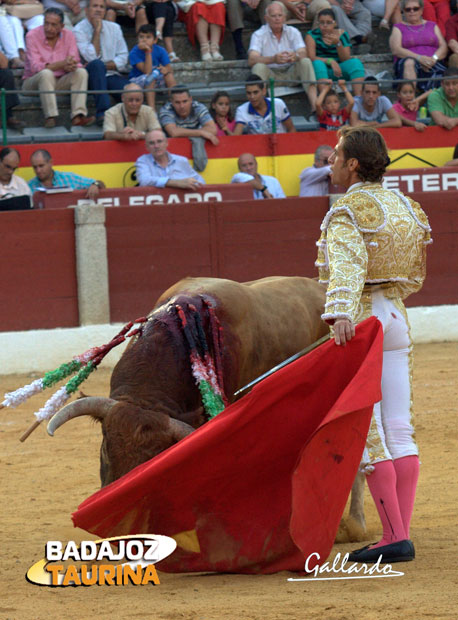 Pase del desdén de Julio Parejo al último. (FOTO: Gallardo)