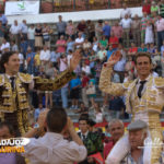 Solís y Parejo marchándose a hombros de la plaza. (FOTO: Gallardo)