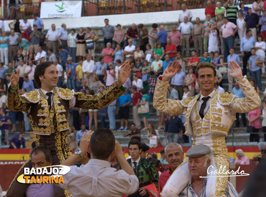 Solís y Parejo marchándose a hombros de la plaza. (FOTO: Gallardo)