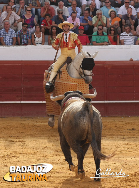 'Botito' yendo al caballo de Dionisio Grilo.