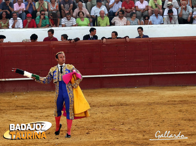 Antonio puso al toro en suerte con el capote en los tres pares.