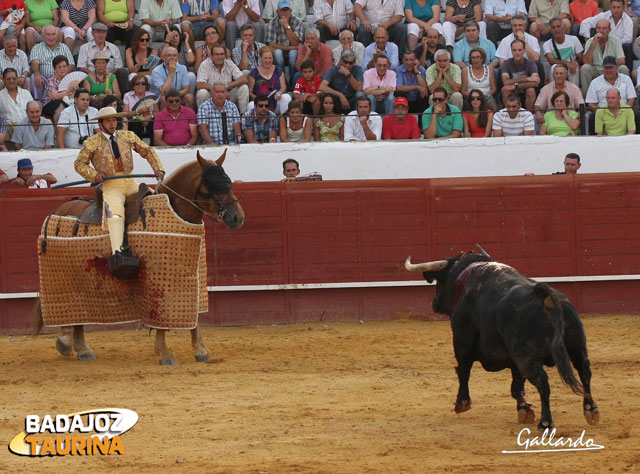 Momento en que se arranca para el 4º puyazo con el regatón