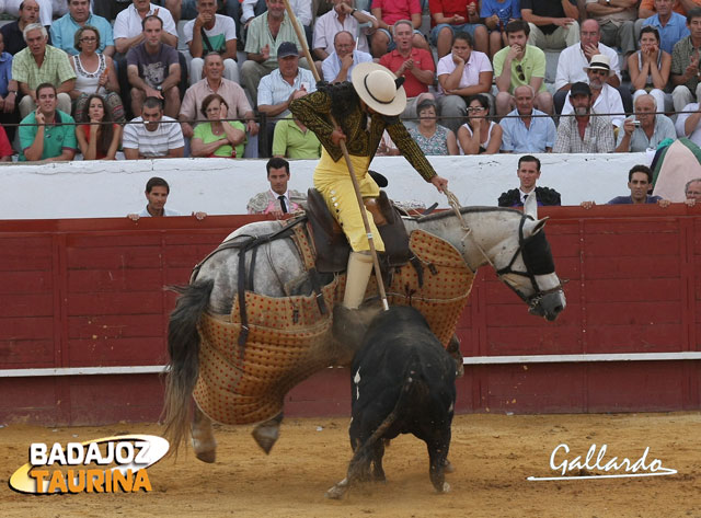 Estampa de otro tiempo. Las cuatro patas del caballo en el aire.