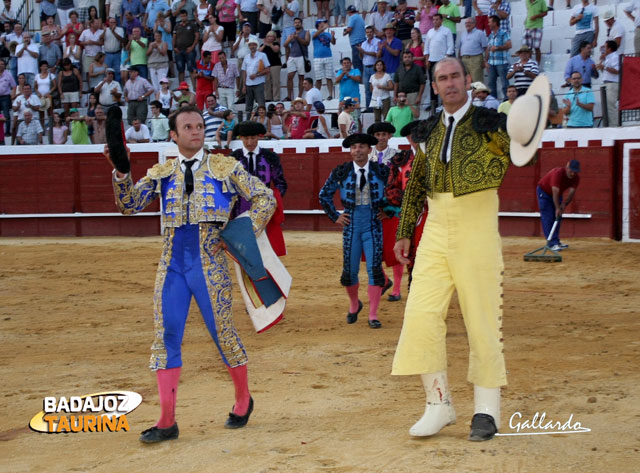 Antonio Ferrera dando la vuelta con su picador Alonso Sánchez