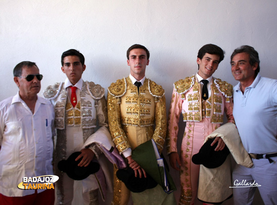 Terrón, Flores y Garrido con sus profesores de escuela. (FOTO:Gallardo)