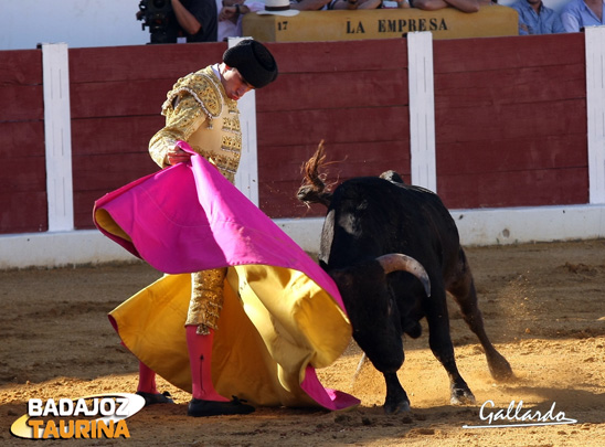 Fernando Flores a la verónica en su primero. (FOTO: Gallardo)