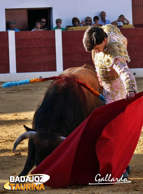 Garrido por naturales en el cuarto. (FOTO:Gallardo)