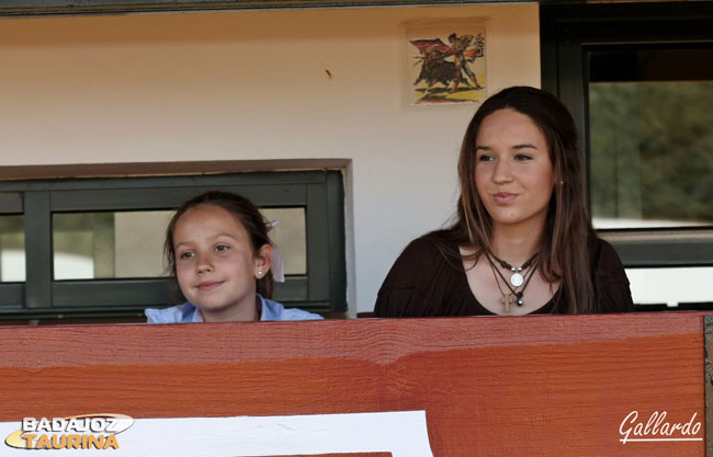 Las jóvenes ganaderas siguiendo la evolución de un tentadero en su finca de 'Doña Elvira' (FOTO: Gallardo)