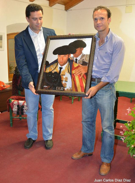 Antonio con la foto firmada por Gallardo con la que fue obsequiado