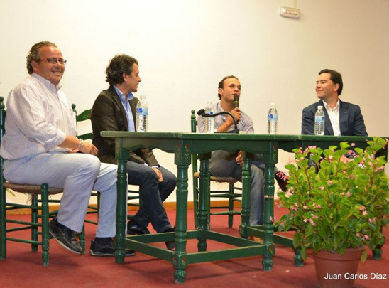 Antonio Ferrera narrando anécdotas escoltado por Bazaga, Masedo y Gallardo.