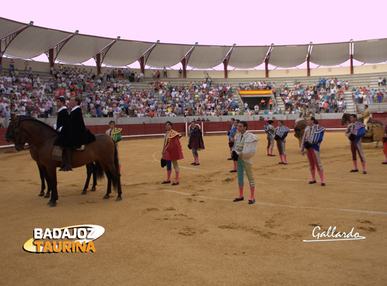 Las cuadrillas escuchando el himno de Extremadura.