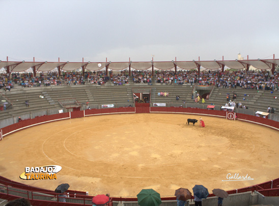 Todo el mundo guarecido menos toro y torero.