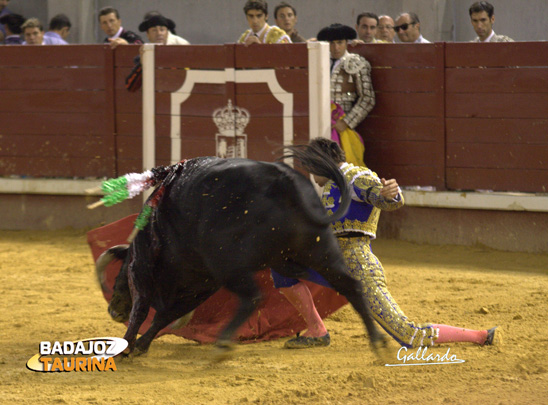 Cayetano iniciando su faena de muleta al sexto. (FOTO:Gallardo)