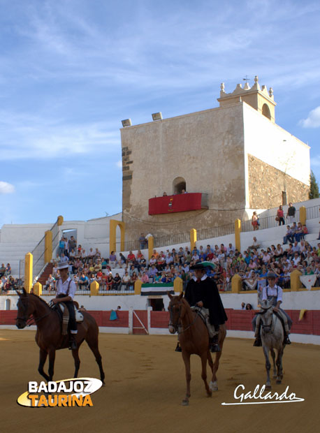 Día de debut a caballo, también para dos socios de la peña caballista barcarroteña como alguaciles.