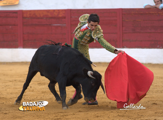 Luis Manuel Terrón por naturales a su primero. (FOTO: Gallardo)