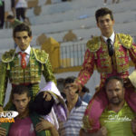 Terrón y Lobato saliendo a hombros de la plaza de Barcarrota. (FOTO: Gallardo)