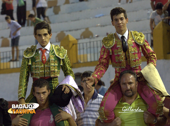 Terrón y Lobato saliendo a hombros de la plaza de Barcarrota. (FOTO: Gallardo)