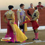Antonio Ferrera doctora a Diego Ramos con Ambel Posada de testigo. (FOTO: Gallardo)