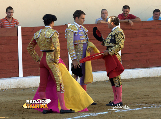 Antonio Ferrera doctora a Diego Ramos con Ambel Posada de testigo. (FOTO: Gallardo)