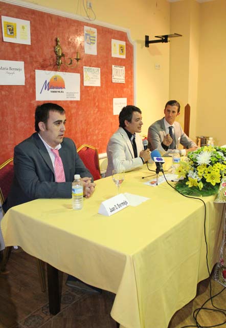 La mesa con el presidente Juan Bermejo en primer término.