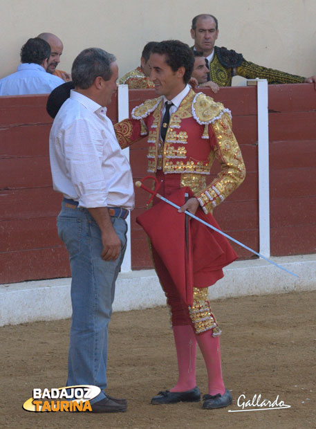 Ambel Posada brindando a Miguel Ruíz.