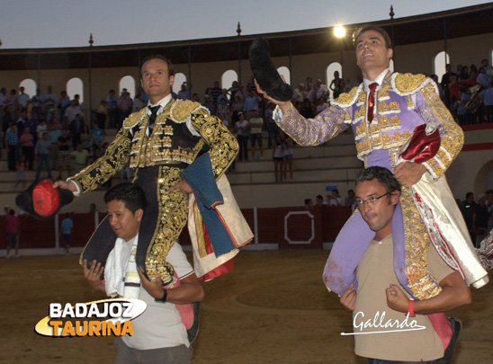 Antonio Ferrera y Diego Ramos saliendo a hombros. (FOTO:Gallardo)