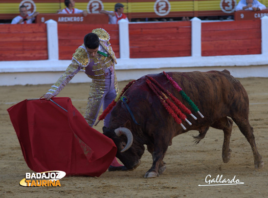 Talavante con su primero. (FOTO: Gallardo)