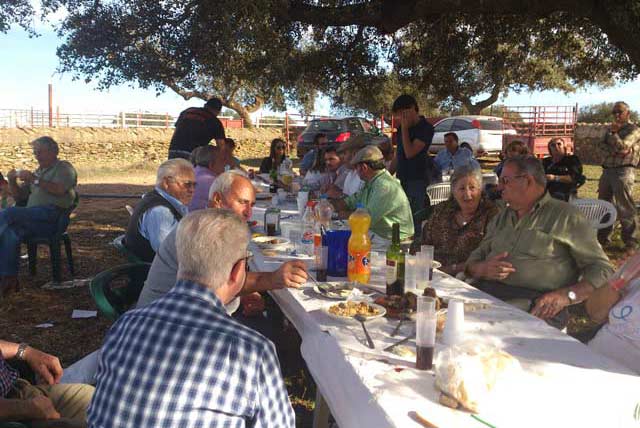 Tras la visita toca reponer fuerzas antes de la capea.