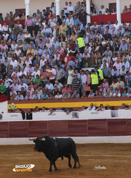 El lío de cada año, el 2º en la arena y aún entrando gente.