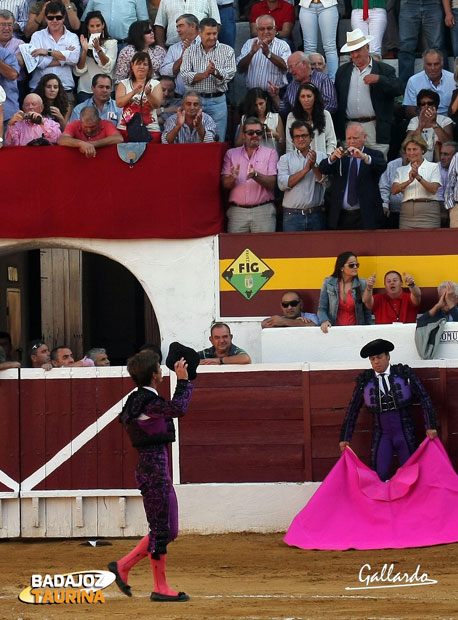Jorge Venegas, dueño del H. Cervantes, aplaudiendo a 'El Juli'