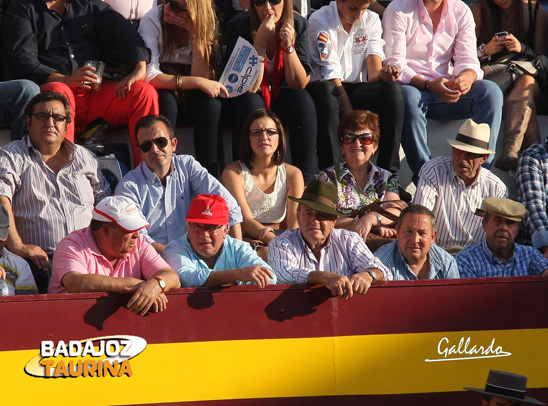 El dueño de los talleres Aquilino Morales viedo los toros desde su localidad.