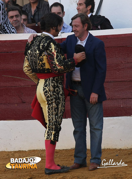 Morante agradeciendo a Curro Vázquez los desvelos de despachos.