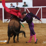 ‘El Juli’ pasando de pecho a su segundo. (FOTO: Gallardo)
