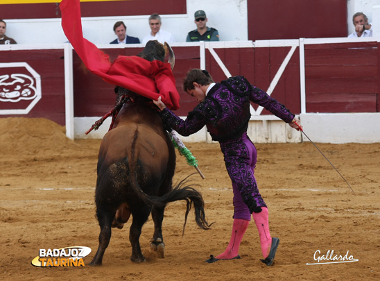 'El Juli' pasando de pecho a su segundo. (FOTO: Gallardo)