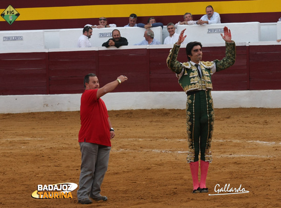 Bonito gesto de Perera de sacar a Alberto a dar la vuelta al ruedo.